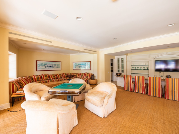 Royalty Estate 15 (216)